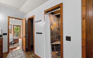 Douche, baignoire à jets, sèche-cheveux, serviettes fournies