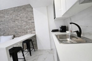 Private kitchen - Modern Downtown Studio - Walk to Metro by ΜΡS (Athina)