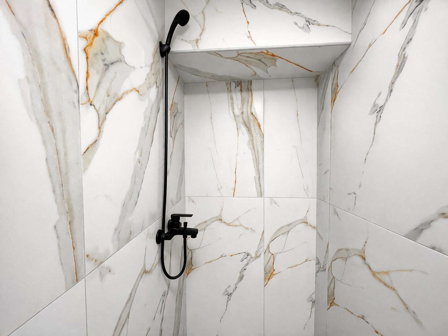 Secadora de cabello, toallas, jabón, papel de baño 
