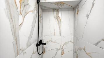 Secadora de cabello, toallas, jabón, papel de baño
