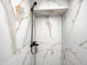 Secadora de cabello, toallas, jabón, papel de baño 