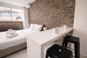 1 bedroom, iron/ironing board, Internet, bed sheets - Modern Downtown Studio - Walk to Metro by ΜΡS (Athina)