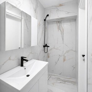 Hair dryer, towels, soap, toilet paper - Modern Downtown Studio - Walk to Metro by ΜΡS (Athina)