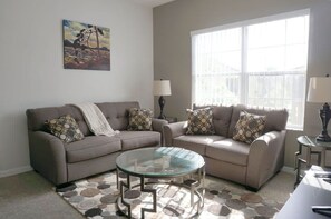 TV - Sunshine Stay Near Disney  2BR  Walk to Pool (Kissimmee)