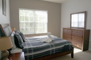 2 bedrooms, iron/ironing board, travel cot, WiFi - Sunshine Stay Near Disney  2BR  Walk to Pool (Kissimmee)