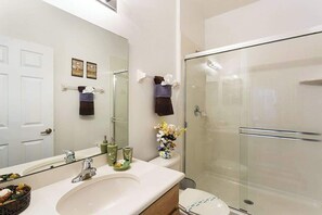Een douche, een haardroger, handdoeken, shampoo