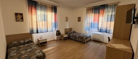 Standard Townhome | Desk, soundproofing, iron/ironing board, free WiFi