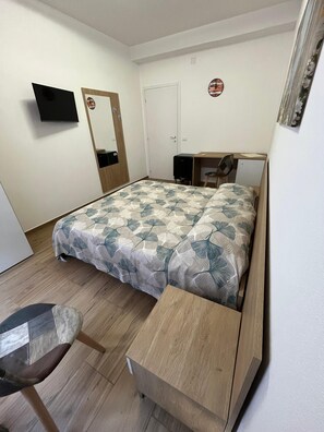 Schreibtisch, schallisolierte Zimmer, Bügeleisen/Bügelbrett