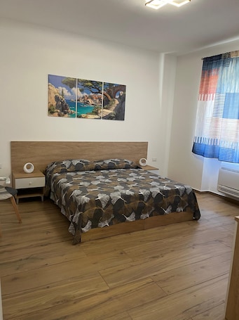 Desk, soundproofing, iron/ironing board, free WiFi