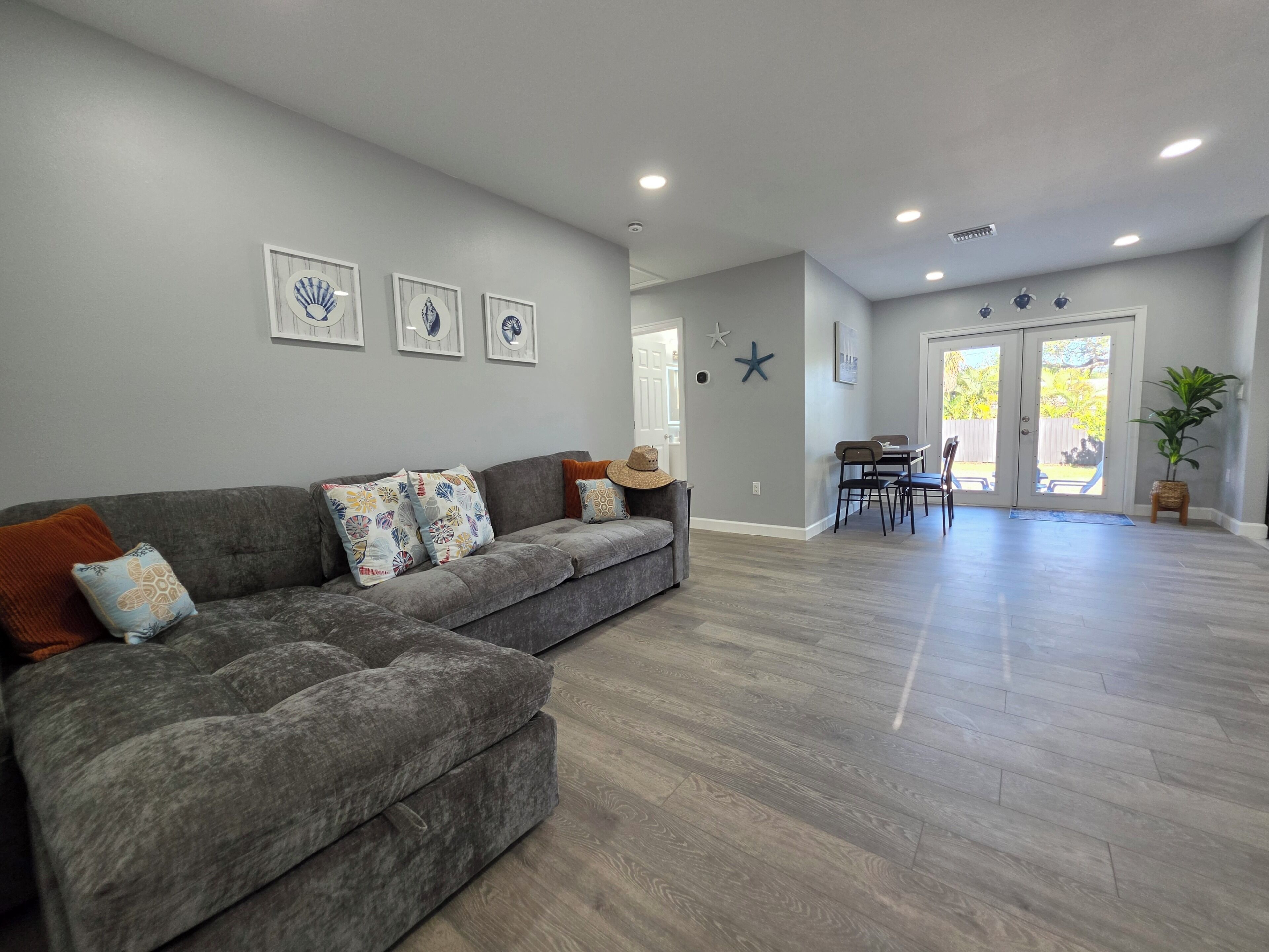 Beach House! 10 Min To Clearwater · Ev Charger - Clearwater, FL