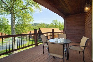Outdoor dining - Gatlinburg Escape for 6 w Sauna & Community Pool! (Gatlinburg)