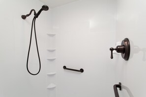 Shower, hair dryer, towels, shampoo - Gatlinburg Escape for 6 w Sauna & Community Pool! (Gatlinburg)