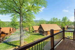 Property grounds - Gatlinburg Escape for 6 w Sauna & Community Pool! (Gatlinburg)
