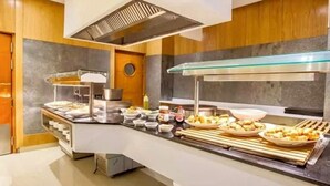 Un buffet proposant une variété de plats, un système de ventilation et une cuisine au design moderne.