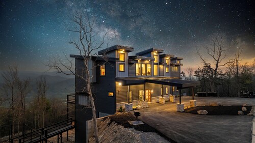 Jewell of the Smokies: 7-Bedroom Luxury Cabin-Indoor Pool-Theater-Rooftop Patio