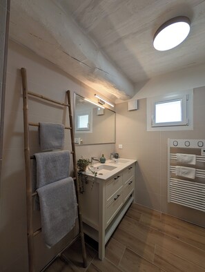 Bathroom - Vrbo Property (Ménerbes)