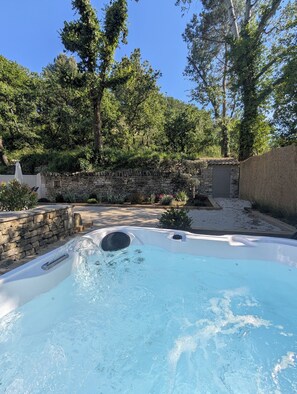 Outdoor spa tub - Mas provençale les pitchounes with jacuzzi (Ménerbes)