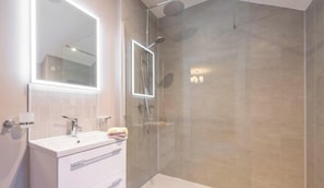 Douche, sĂšche-cheveux, shampoing