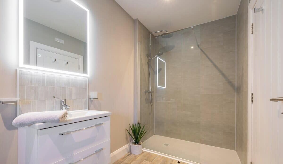 Shower, hair dryer, towels, shampoo