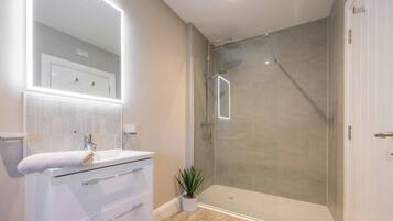 Shower, hair dryer, towels, shampoo