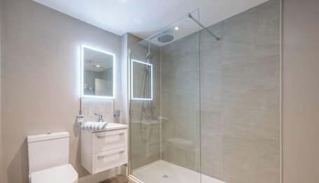 Shower, hair dryer, shampoo. Homestead Hillsborough, Double Deluxe Suite