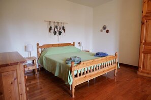 Habitación doble Confort, balcón, vista al jardín | Tabla de planchar con plancha 