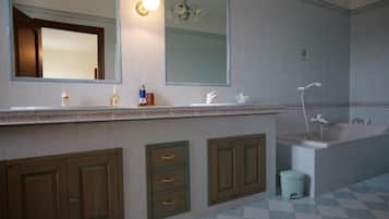 Deluxe-Doppelzimmer, Balkon, Blick auf den Innenhof | Badezimmer