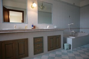 Deluxe Double Room, Balcony, Courtyard View | Bathroom - B&b Ponte Pietra (Salussola)