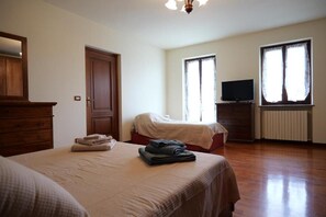 Habitación doble Deluxe, balcón, vista al patio | Tabla de planchar con plancha 
