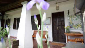 Ein traditionelles Gebäude mit einer hölzernen Bank, einer Tür und einer Wand mit Kacheln und einem floralen Muster.