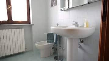 Comfort-Doppelzimmer, Balkon, Gartenblick | Badezimmer