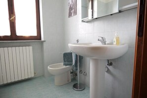 Comfort Double Room, Balcony, Garden View | Bathroom - B&b Ponte Pietra (Salussola)