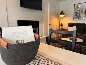 Smart TV, fireplace - Boyne Peak + Pool Retreat -Golfing, Waterpark, Skybridge & Events (Boyne Falls)