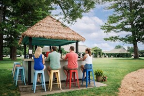 Bar (on property) - Boyne Peak + Pool Retreat -Golfing, Waterpark, Skybridge & Events (Boyne Falls)