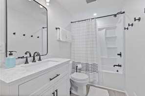 Towels, soap, shampoo, toilet paper - Boyne Peak + Pool Retreat -Golfing, Waterpark, Skybridge & Events (Boyne Falls)