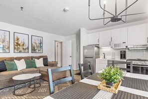 Interior - Boyne Peak + Pool Retreat -Golfing, Waterpark, Skybridge & Events (Boyne Falls)