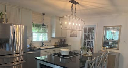 4-bedroom house in Tuscaloosa 35406. 2 miles to campus. Awesome covered deck.