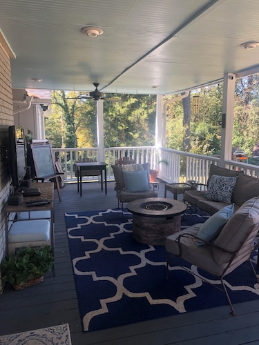 4-bedroom house in  Tuscaloosa 35406. 2 miles to campus. Awesome covered deck.