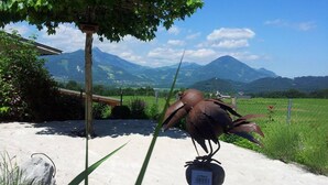 A sculpture of a bird in a garden with mountains in the background. - Room-charming Guest Room in Ebbs Nature (Ebbs)