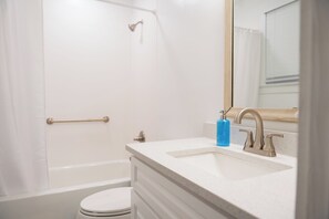 Hair dryer, towels, soap, toilet paper - Quiet 1 BR Near Downtown Fast Wi-Fi, Monthly-Stay, Full Kitchen, In-Unit Laundry (Columbia)