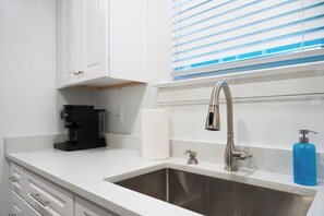 Private kitchen - Quiet 1 BR Near Downtown Fast Wi-Fi, Monthly-Stay, Full Kitchen, In-Unit Laundry (Columbia)