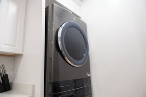 Interior - Quiet 1 BR Near Downtown Fast Wi-Fi, Monthly-Stay, Full Kitchen, In-Unit Laundry (Columbia)