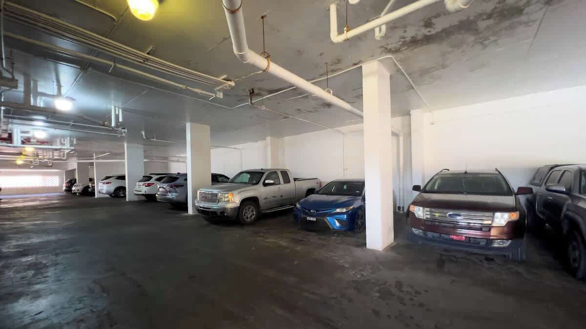 Un estacionamiento de varios niveles con varios coches estacionados.
