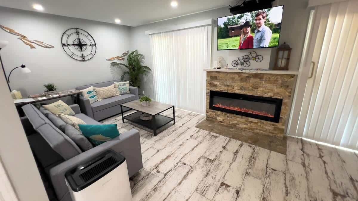 콘도, 침대(여러 개), 발코니, 바다 전망 (Inverness #505) | 거실 공간