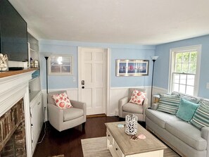 Smart TV, books - Heated Pool, Walk to Beach, Dog-Friendly Yarmouth Home. Sleeps 10. (Yarmouth)