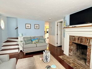 Smart TV, books - Heated Pool, Walk to Beach, Dog-Friendly Yarmouth Home. Sleeps 10. (Yarmouth)