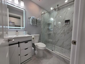 Bathroom - Cozy suite · 10 min to Clearwater · EV charger (Clearwater)