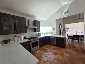 Fridge, microwave, oven, stovetop - PGA West beautiful remodeled house with private pool & spa, stunning views (La Quinta)