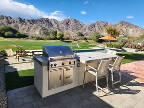 Outdoor dining - PGA West beautiful remodeled house with private pool & spa, stunning views (La Quinta)
