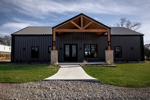 Exterior - The Horseshoe Lodge, a BRAND NEW spacious modern retreat on 5 acres. (Ardmore)